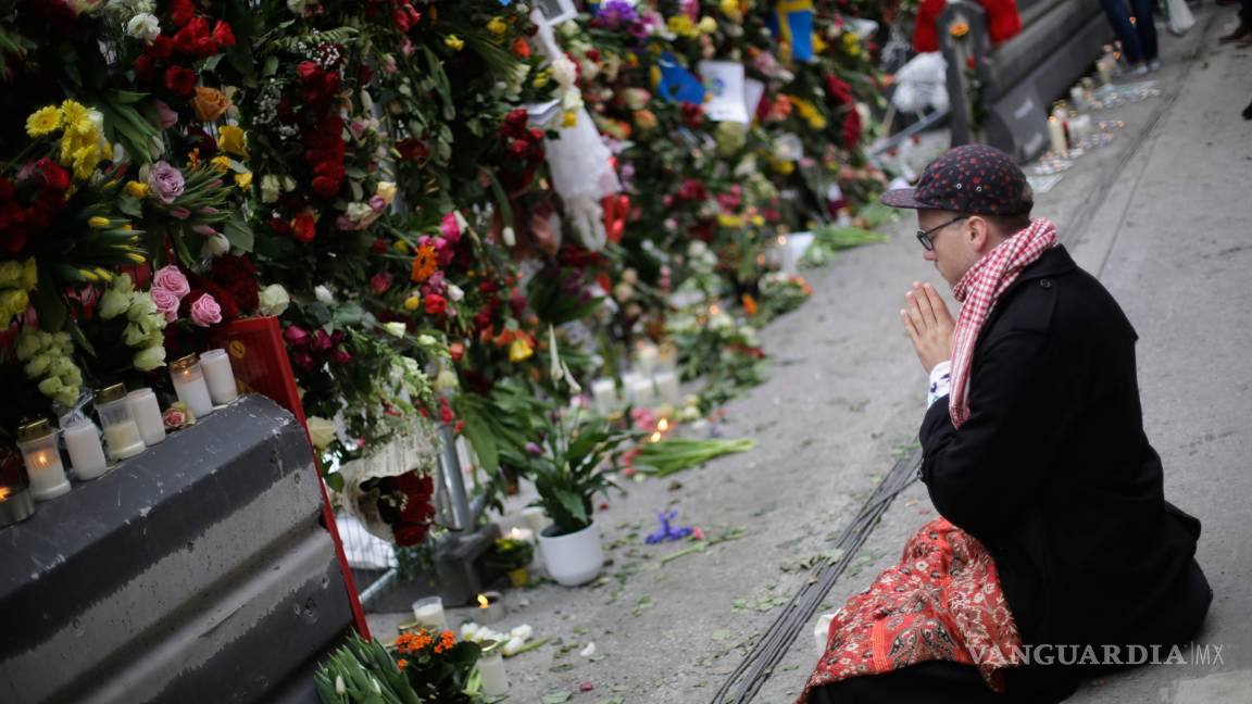 $!Suecia honra con flores a las víctimas del atentado