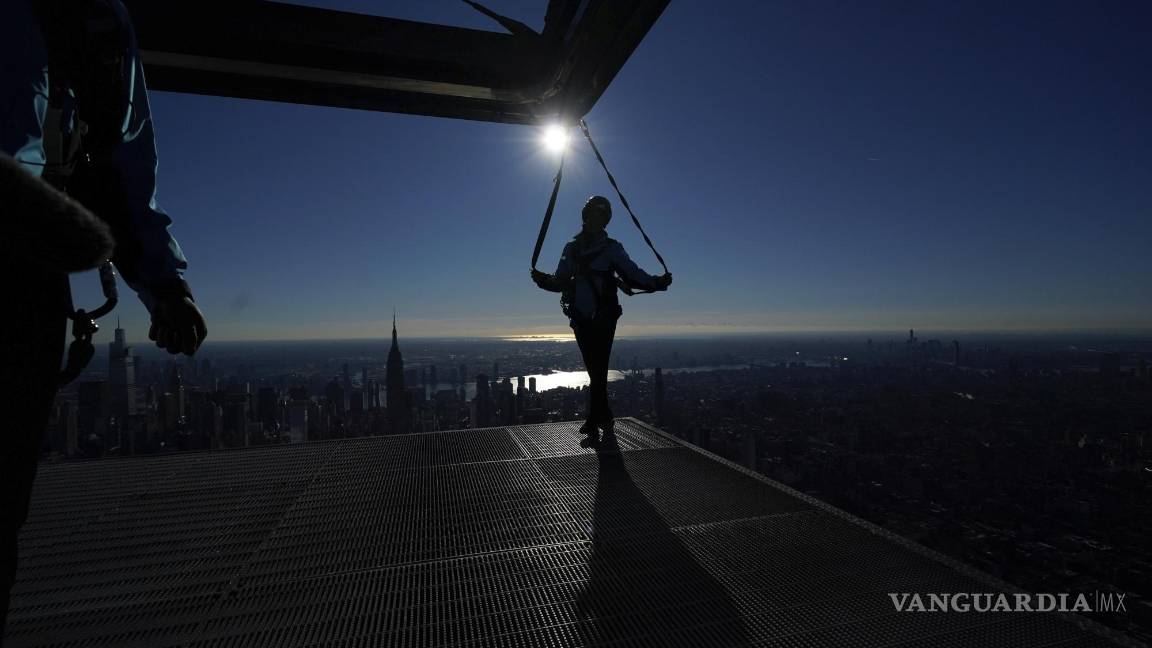 $!La guía Anissa Barbato disfruta de la vista de Nueva York desde una plataforma en la cima del rascacielos de 30 Hudson Yards en Nueva York. (AP Photo/Seth Wenig)AP/Seth Wenig
