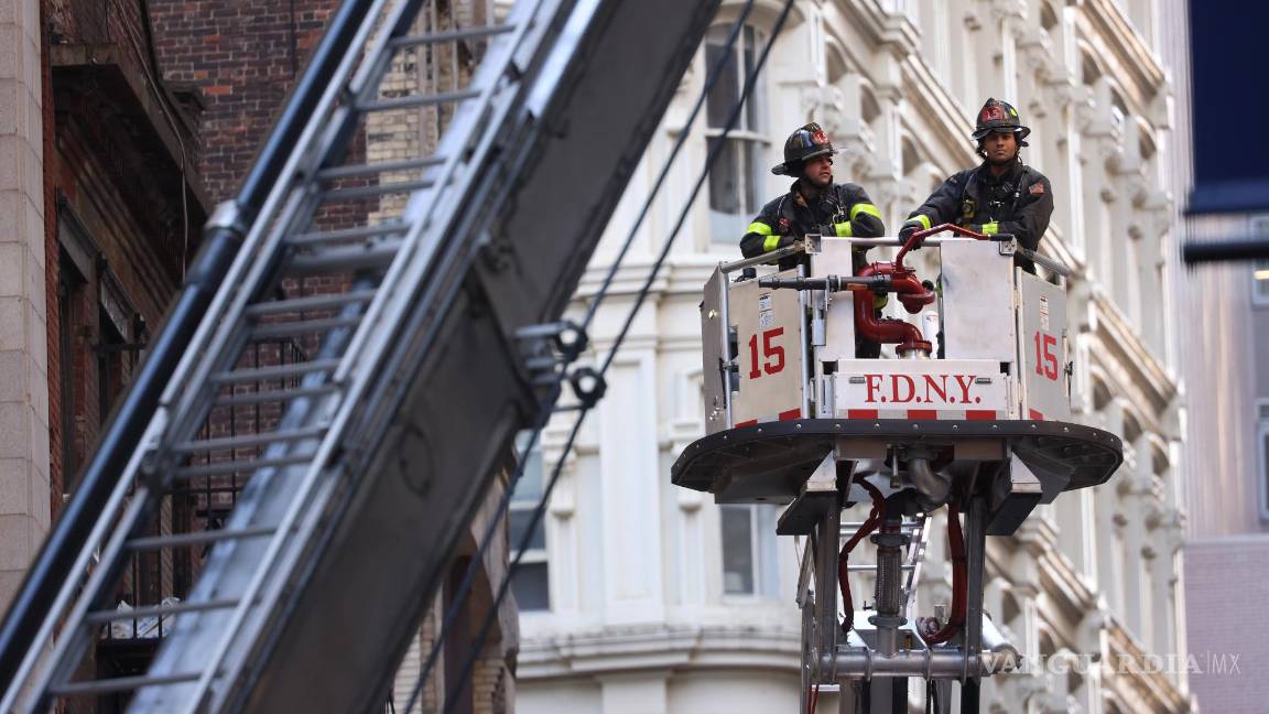 $!El Departamento de Bomberos explicó que encontraron a seis personas dentro: uno muerto y cinco heridos que se encuentran en condición “estable”.