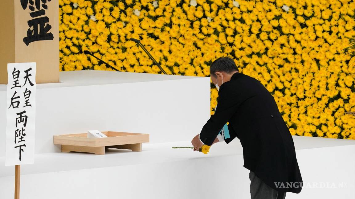 $!Yoshihide Suga, primer ministro de Japón, usa una máscara protectora mientras coloca una flor durante un servicio conmemorativo del 76 aniversario del fin de la Segunda Guerra Mundial en Tokio, Japón. EFE/Toru Hanai