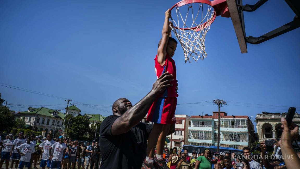 Shaquille O'Neal da clínicas de basquetbol en Cuba