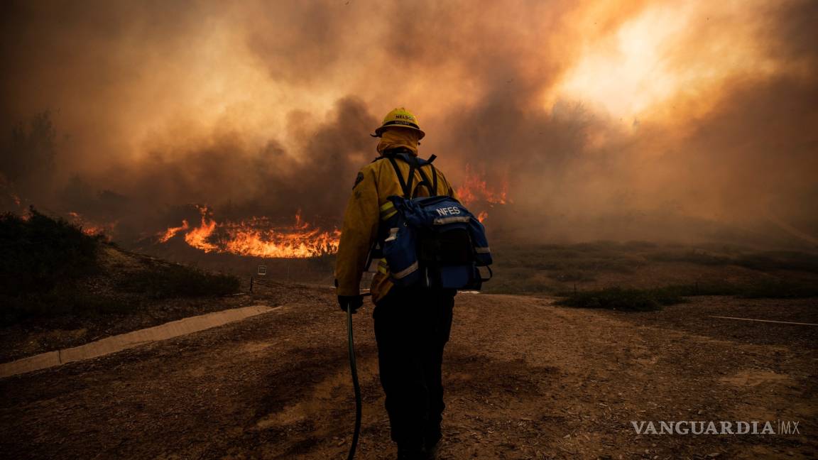 Desalojan a 60 mil personas por incendio en Los Ángeles