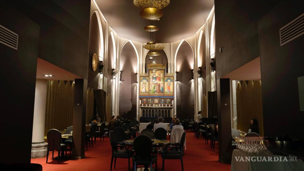 $!Los huéspedes desayunan frente a un altar que ha sido reutilizado en el hotel Martin’s Patershof en el centro de Mechelen, Bélgica.