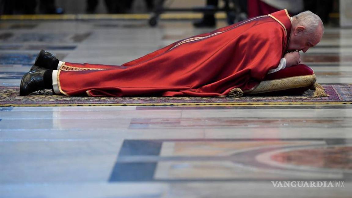 Coronavirus: El papa se postra en el suelo de la Basílica de San Pedro en una ceremonia casi vacía por el COVID-19