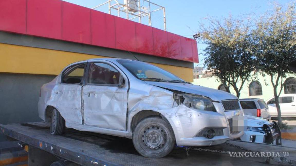 $!Elementos de Tránsito Municipal solicitaron una grúa para trasladar el vehículo siniestrado al corralón tras el peritaje.