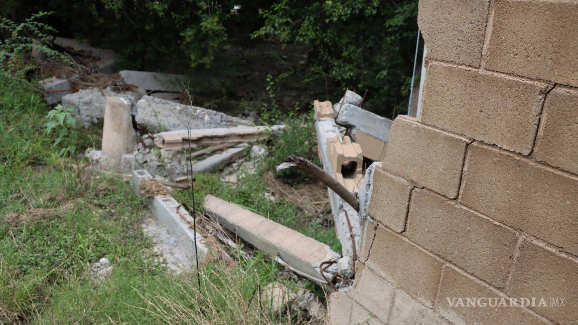 $!Algunas bardas que fueron derribadas hace años por aguaceros, permanecen como testigos de la fuerza de la naturaleza.