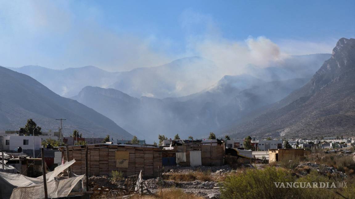 ‘Agobian’ humo y ceniza por incendios a Saltillo; sufren vecinos del sur para respirar