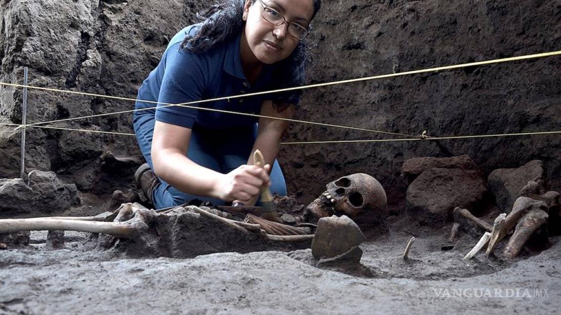 Descubren 17 entierros prehispánicos en zona de Xochimilco en CDMX