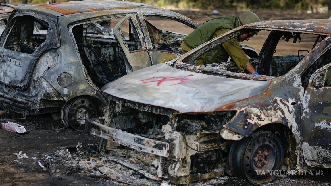 $!Soldados israelíes inspeccionan el lugar de un festival de música cerca de la frontera con la Franja de Gaza en el sur de Israel.