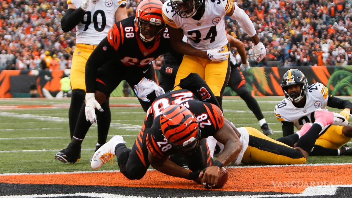 $!Antonio Brown corre hacia el camino de la victoria