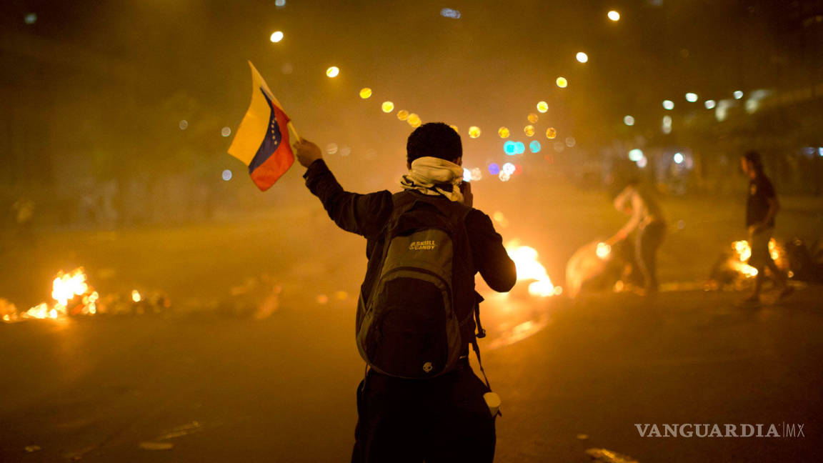 Con policías retenidos piden liberar a presos políticos en Venezuela
