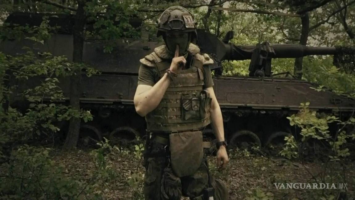 $!Un soldado ucraniano posa para la cámara con los dedos en los labios, en un lugar no revelado en Ucrania.