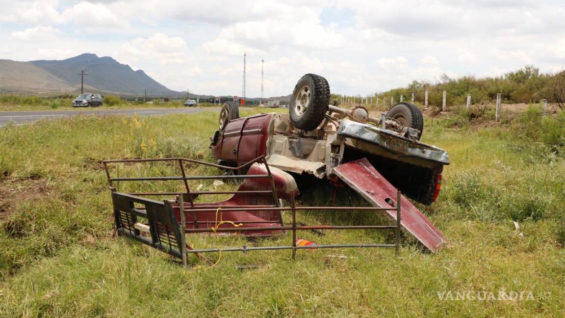 Brinca a carril contrario y ocasiona fuerte accidente sobre la carretera Torreón