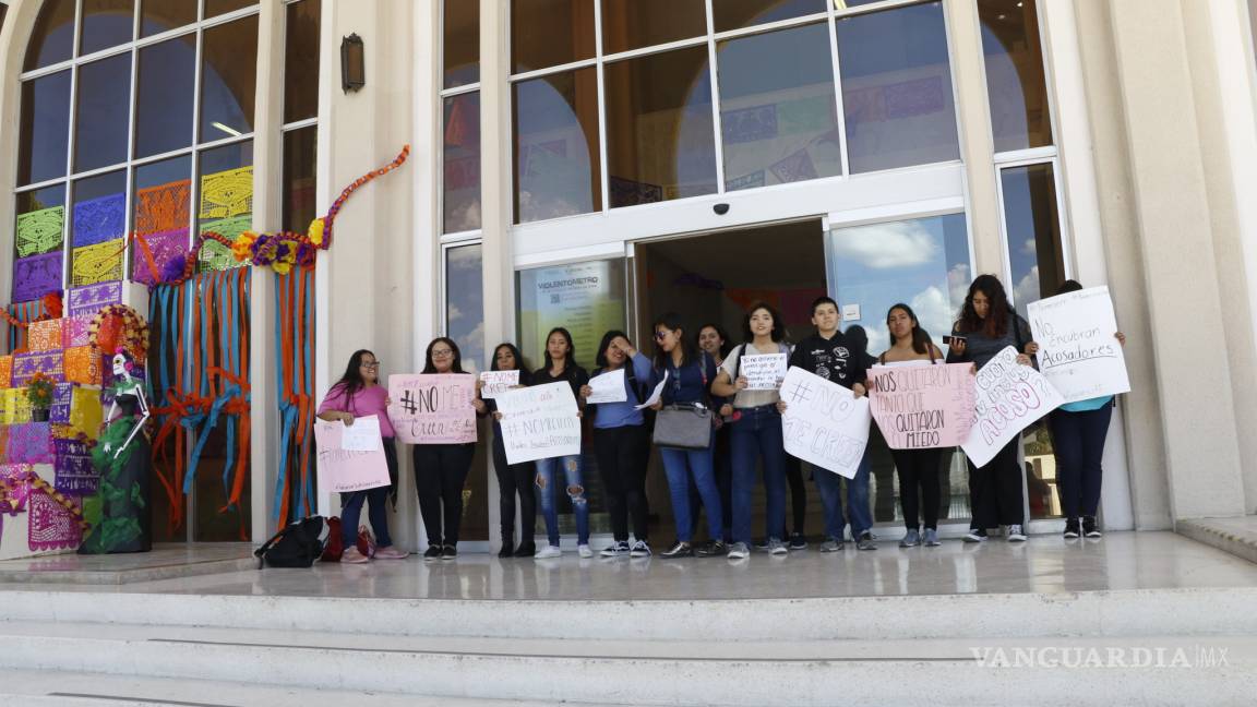 Bloquean alumnas Rectoría de la Universidad Autónoma de Coahuila; exigen freno al acoso