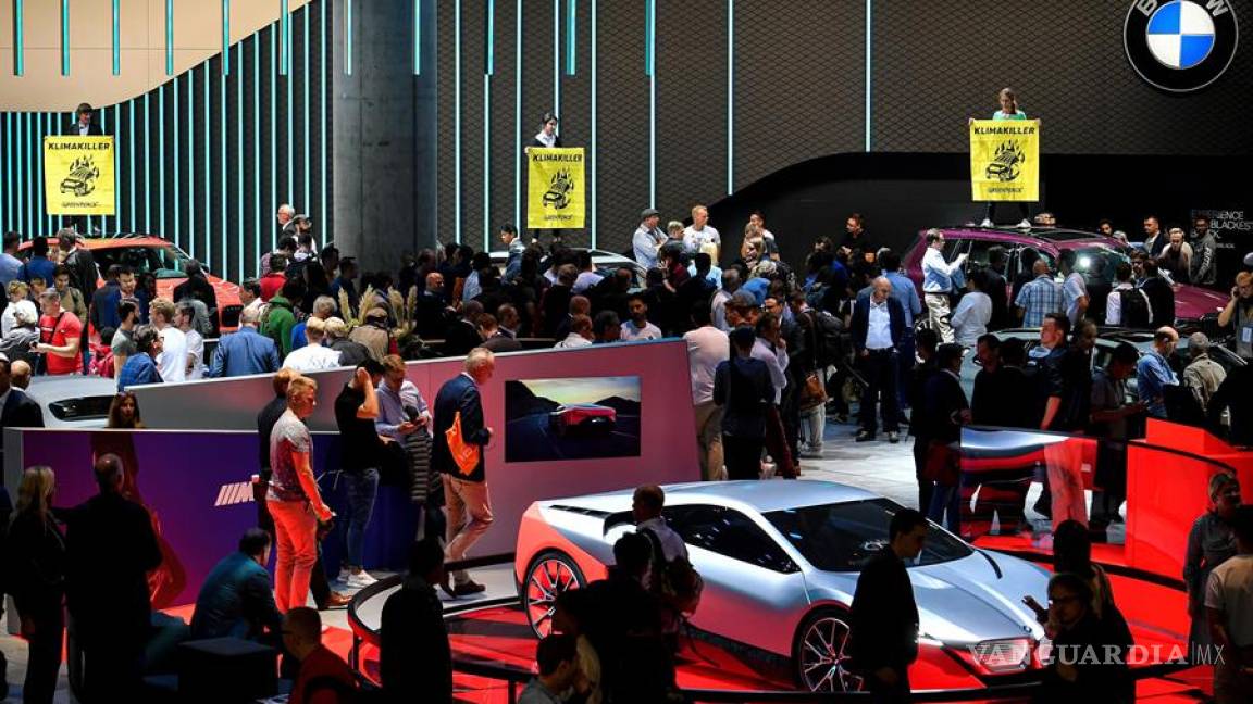 $!Activistas de Greenpeace irrumpen y se suben en los autos del Salón Internacional del Automóvil de Frankfurt, ve estas imágenes