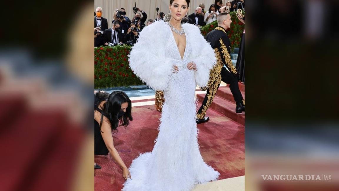 $!La mexicana Eiza González lució un vestido blanco de plumas