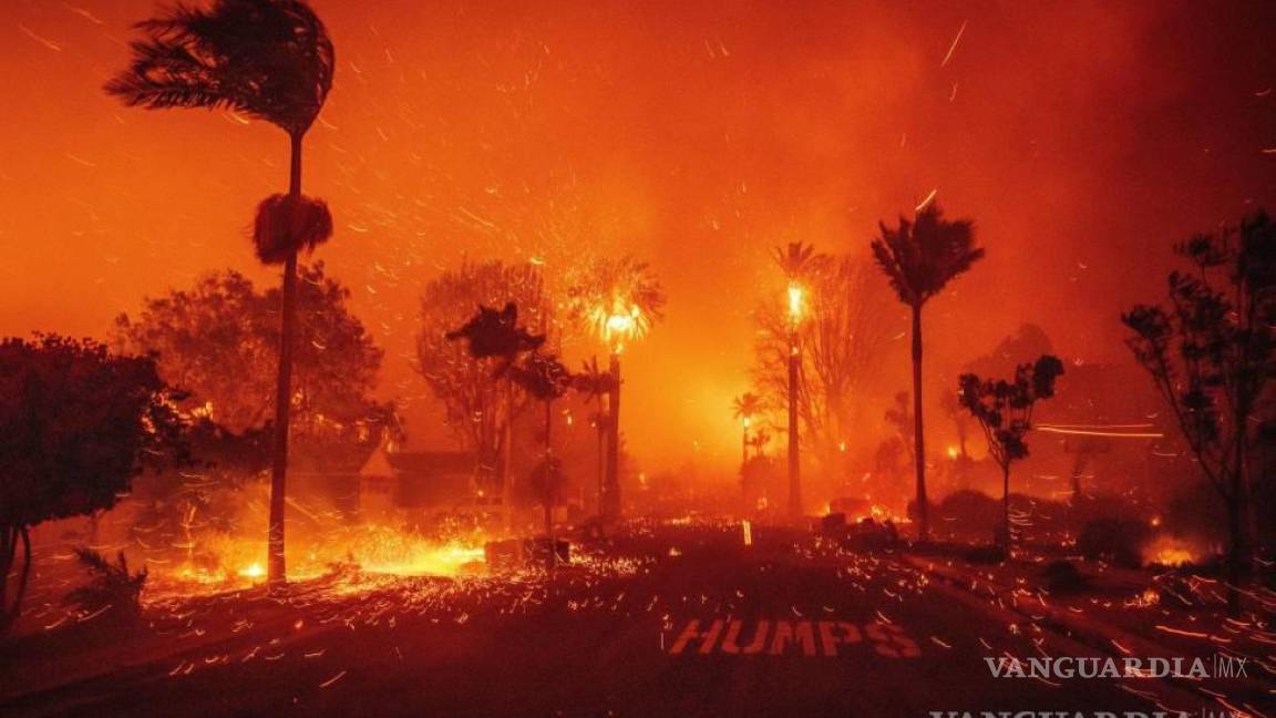 Van cinco muertos y mil edificios destruidos por incendios en Los Ángeles, California