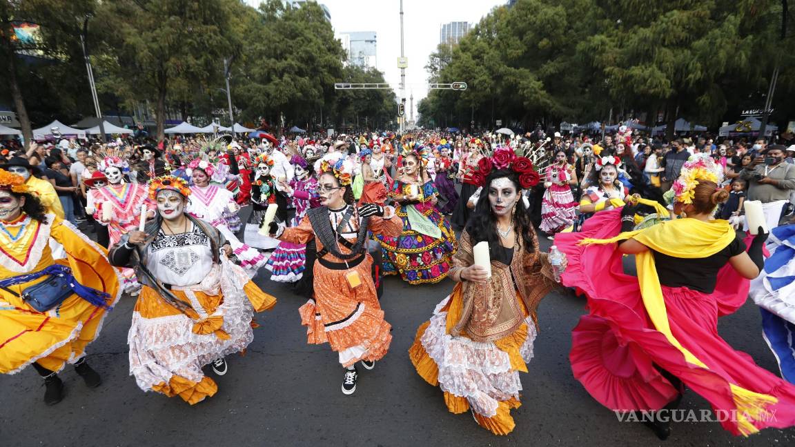 $!Mujeres participan en un desfile de catrinas en Ciudad de México (México).