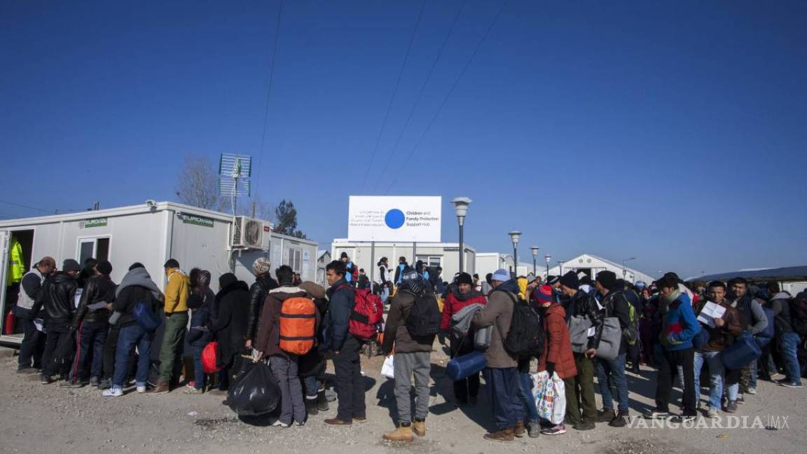 Miles de refugiados varados en la frontera Grecia-Macedonia