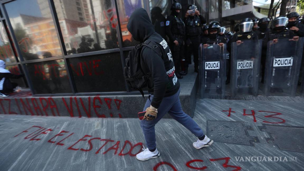 Manifestación por los 43 normalistas de Ayotzinapa termina en enfrentamiento frente a FGR