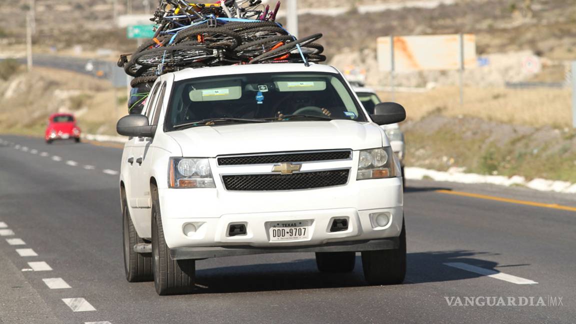 $!Desabasto y problemas en bombas de gasolina retrasan a paisanos