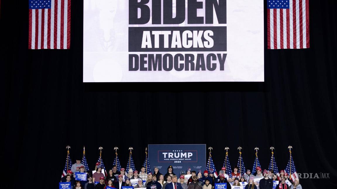 $!El expresidente estadounidense Donald Trump (abajo c) realiza un mitin de campaña en el SNHU Arena de Manchester, New Hampshire.