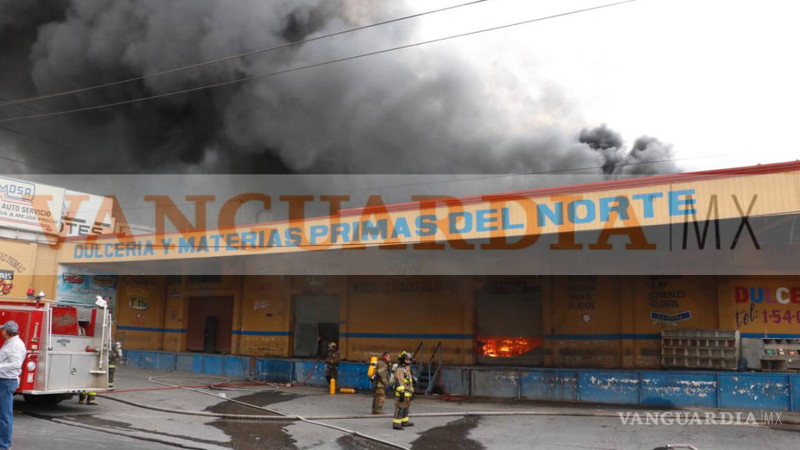 $!Fuerte incendio en bodega a la altura de la Central de Abastos alarma a Saltillo