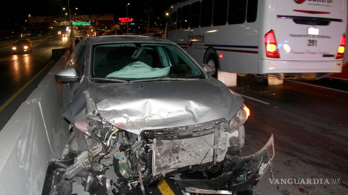 $!Policía de Saltillo sale ebrio de posada, choca su auto en barda y huye