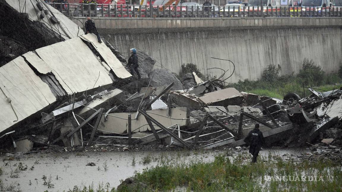 $!Se desploma un puente en Génova y varios vehículos caen al vacío (Fotogalería)