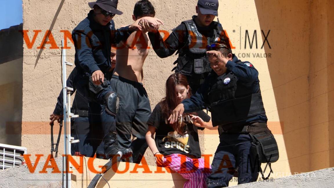 Policías de Saltillo rescatan a dos menores en incendio
