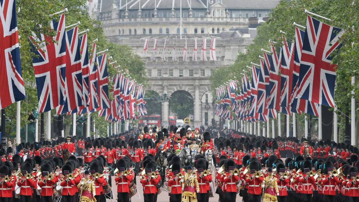 $!Londres vitorea a la reina de Inglaterra