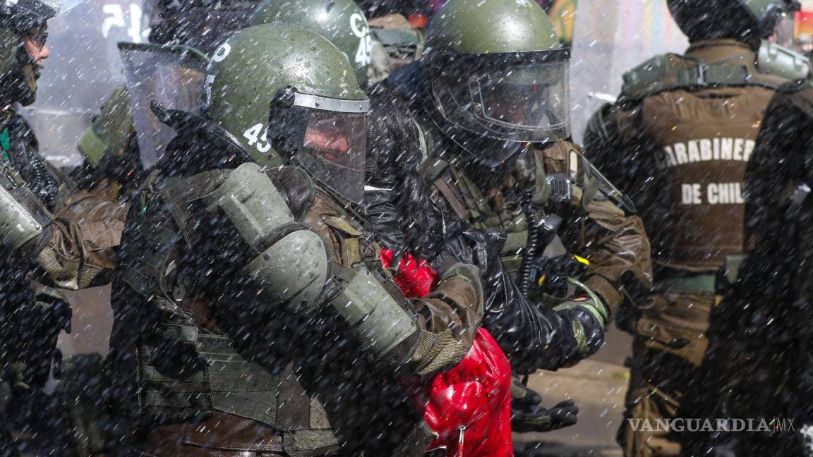 Reprimen a estudiantes con gases lacrimógenos y camiones con mangueras de agua en Chile