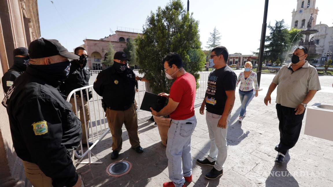 Plantón de payasos frente a Palacio de Gobierno de Saltillo; piden apoyo por falta de trabajo