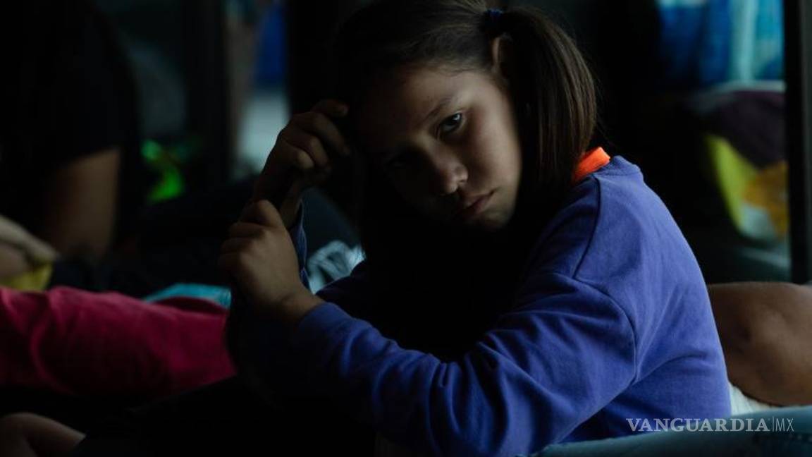 $!Niña hondureña peina su cabello mientras su madre descansa, ambas fueron retenidas en la Central de Autobuses de Saltillo.