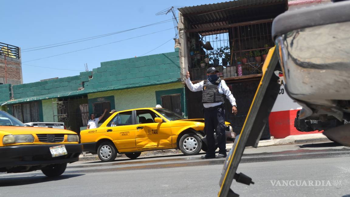 En intento de vuelta en &quot;U&quot;, taxi le pega a camioneta en LEA