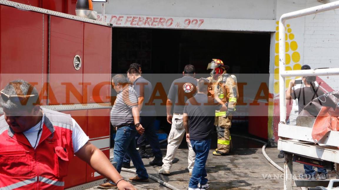 $!Fuerte incendio en bodega a la altura de la Central de Abastos alarma a Saltillo