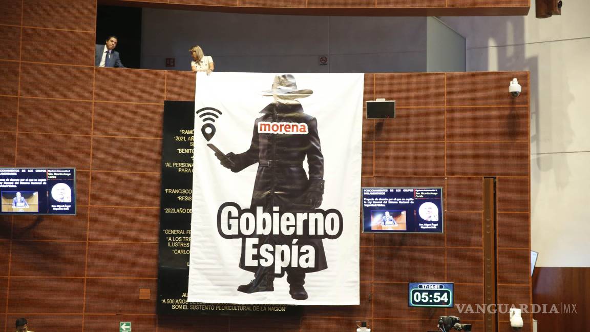 $!La oposición en el Senado desplegó esta manta acusando al Gobierno de buscar espiar a los ciudadanos.