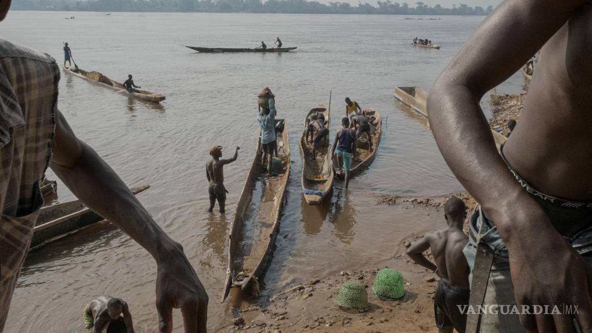 $!Los trabajadores descargan arena del fondo del río Oubangui en Bangui, la capital de la República Centroafricana, el 5 de noviembre de 2022. (Mauricio Lima/The New York Times)