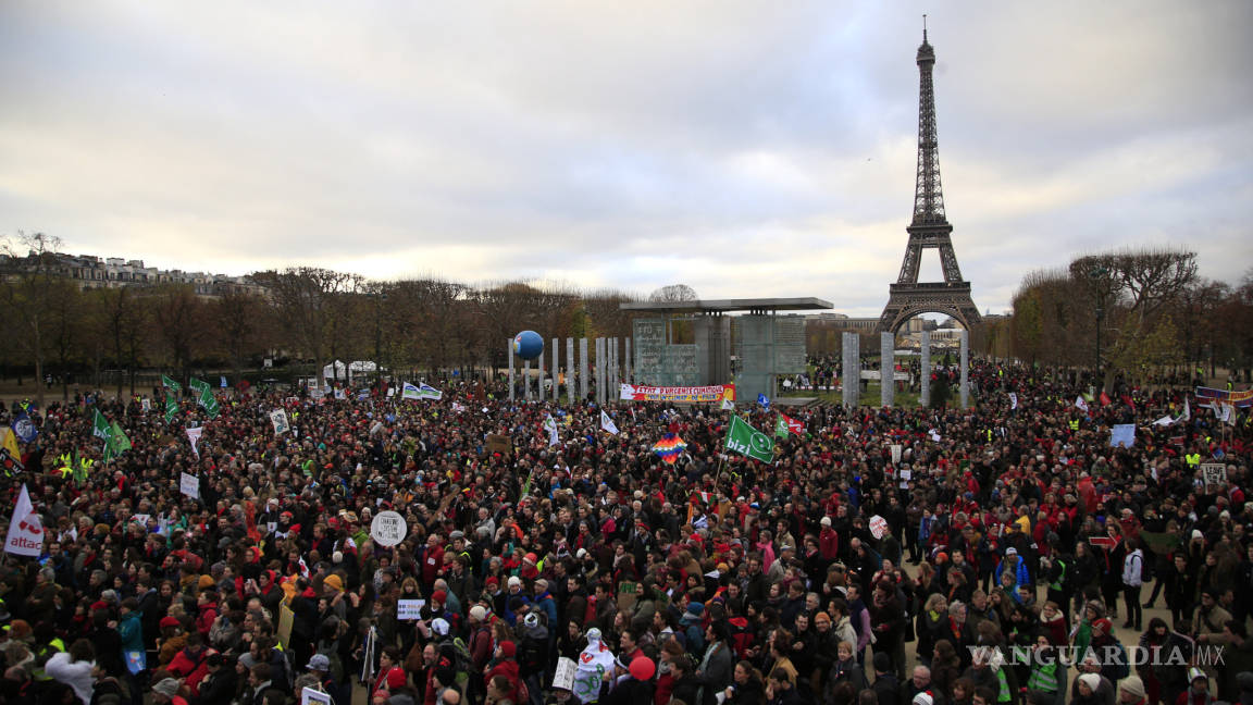 ONG muestran en la calle de París su desacuerdo con el acuerdo de la COP21