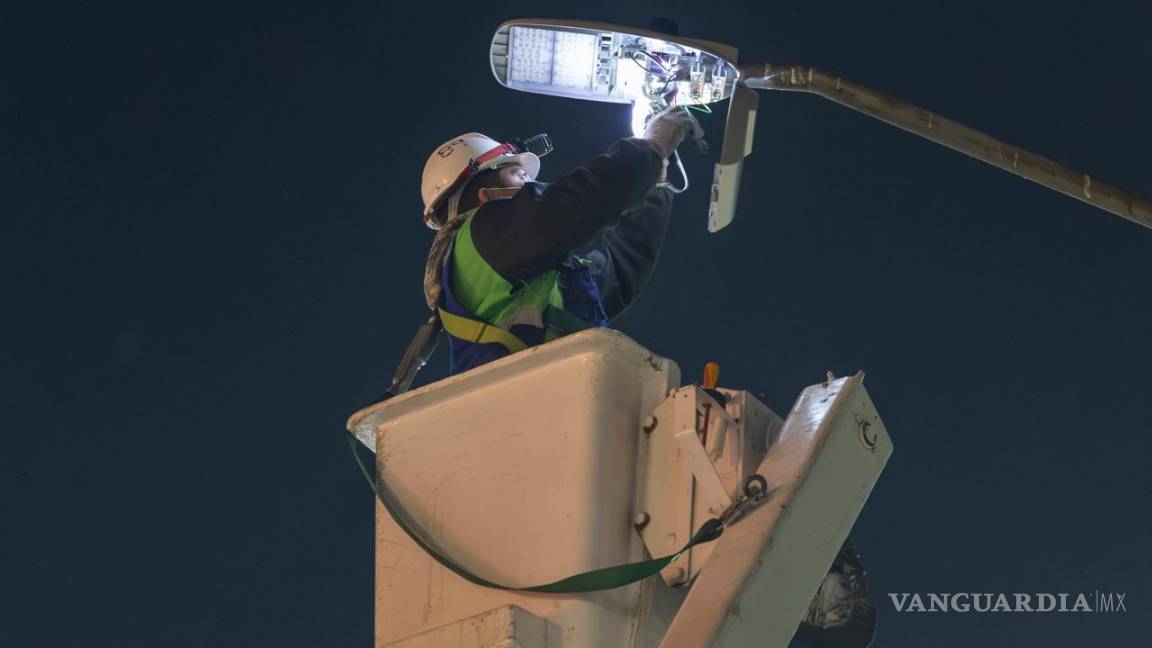 $!La sustitución de las luminarias en las entradas sur y norte de Saltillo forma parte de un plan integral para renovar la infraestructura del alumbrado público.