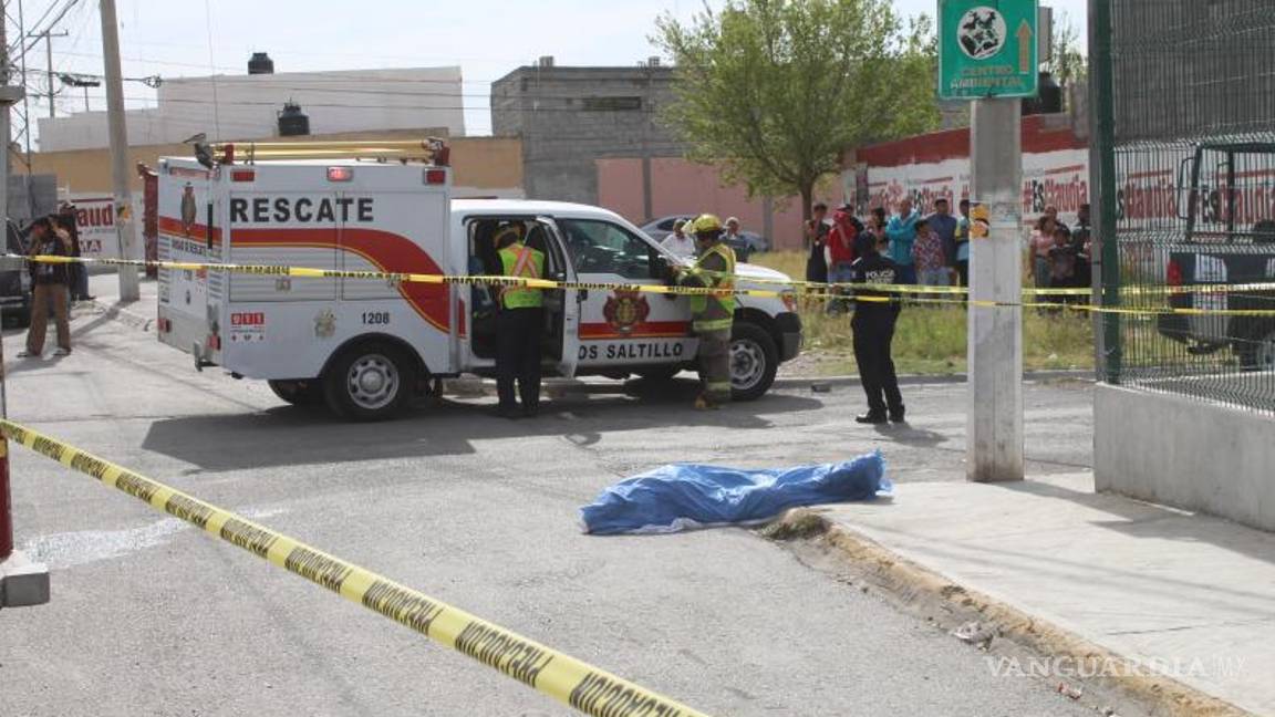 $!Peritos y agentes de investigación criminal realizaron el levantamiento del cuerpo de Aldo, extendiendo el acordonamiento en el área.