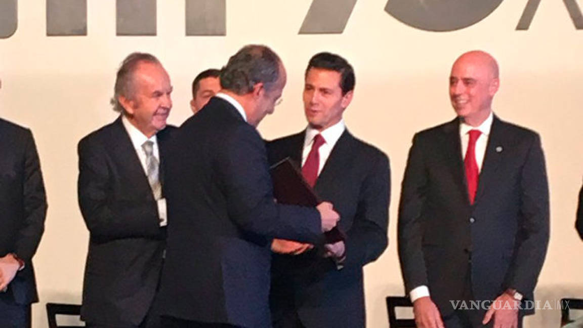 Peña Nieto entrega reconocimiento a Felipe Calderón en evento de ITAM