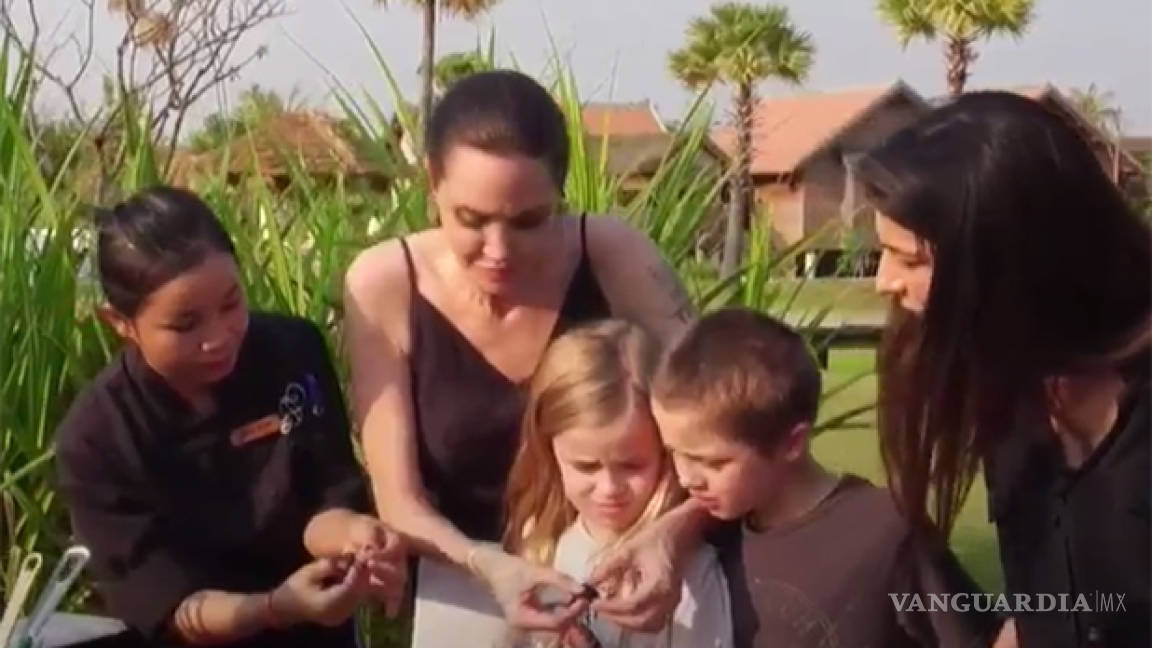 Angelina Jolie y sus hijos comen insectos en Camboya