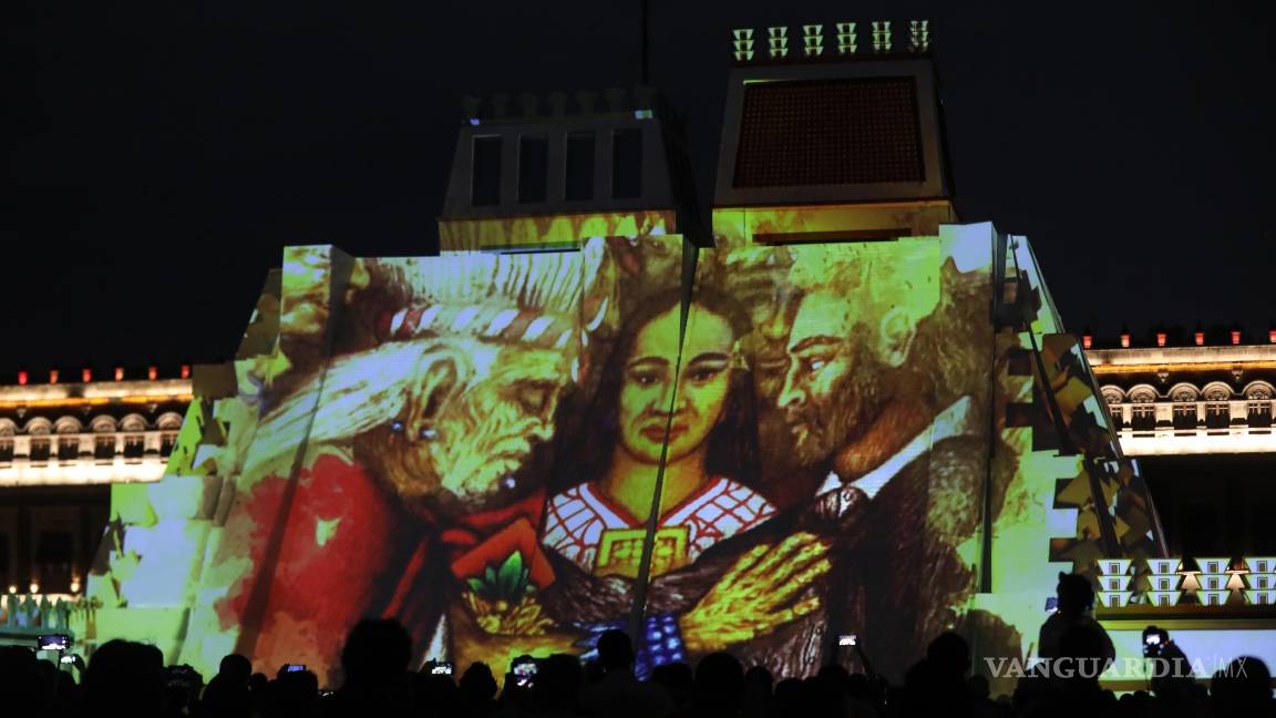$!Vista general del encendido de luces que iluminan hoy el Zócalo del Centro Histórico de la Ciudad de México (México).