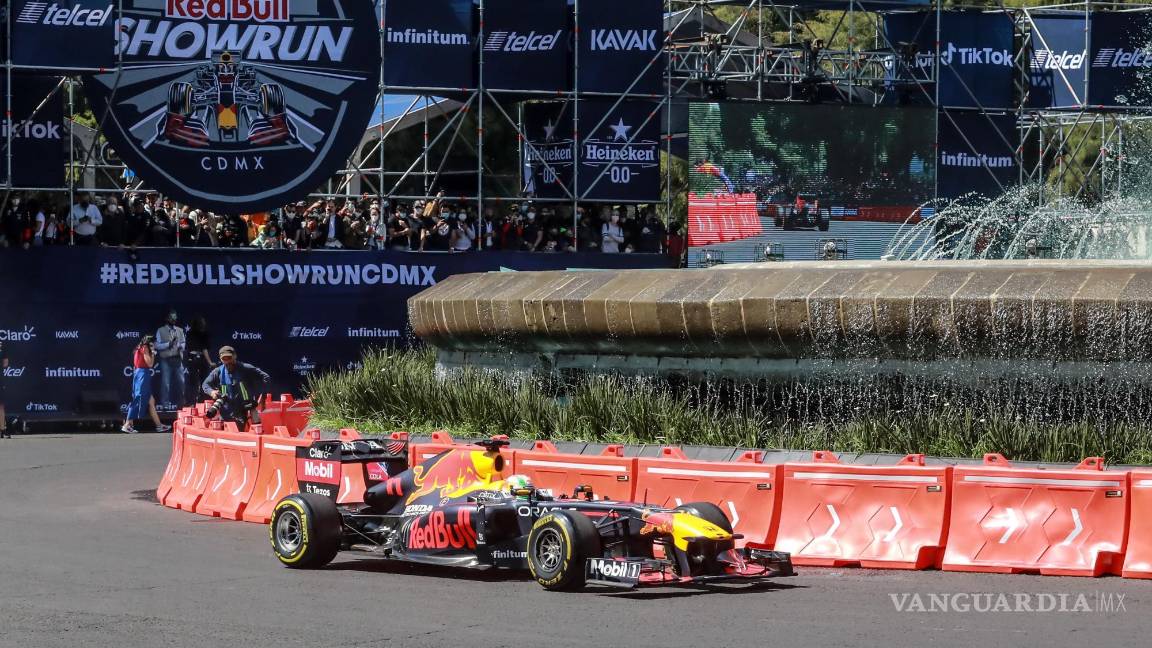 $!El piloto mexicano de la escudería Red Bull Racing Honda de la Fórmula Uno, Sergio Checo Pérez, conduce hoy durante su Red Bull Show Run en la Glorieta de La Diana Cazadora en el Paseo de la Reforma, en Ciudad de México. EFE/David Guzmán