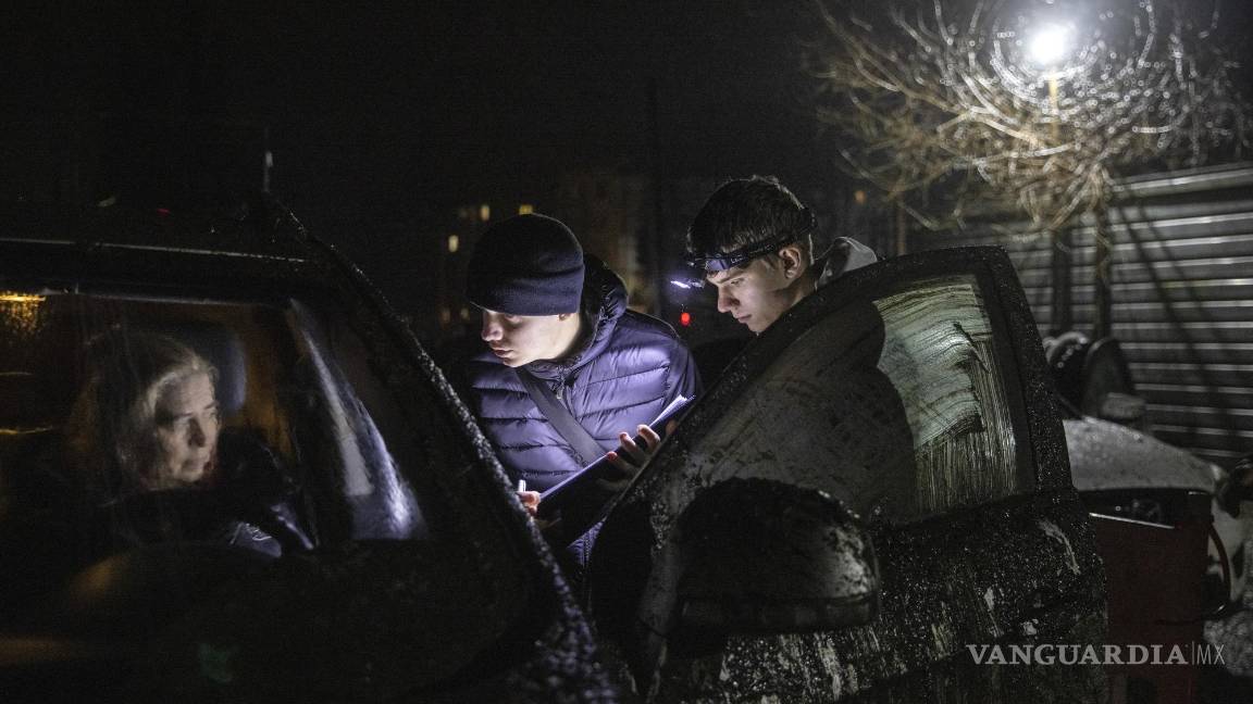 $!Voluntarios ayudan a un evacuado en una estación de ayuda y tránsito en Zaporizhzhia, Ucrania, el 12 de diciembre de 2022.