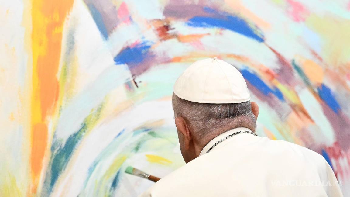 $!El Papa Francisco pinta un mural durante una reunión con jóvenes miembros de la fundación educativa Scholas Occurentes en Cascais, Portugal.