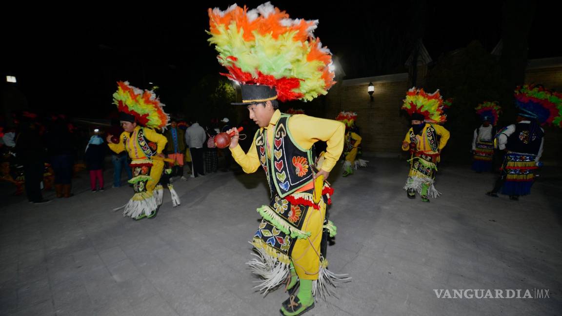$!Los matlachines llenaron de color y ritmo el santuario.