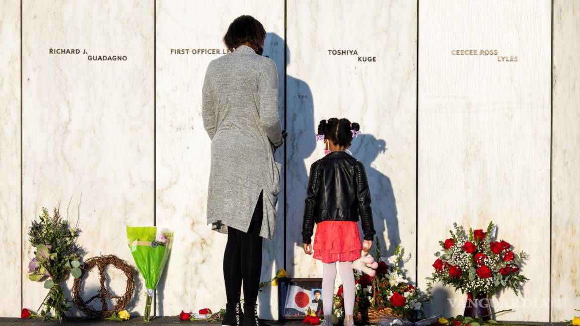$!En el vigésimo aniversario del 11 de septiembre, los familiares de los pasajeros del vuelo 93 presentan sus respetos antes de una ceremonia para honrar su memoria en el Monumento Nacional del Vuelo 93 en Shanksville, Pensilvania. EFE/EPA/Jim Lo Scalzo