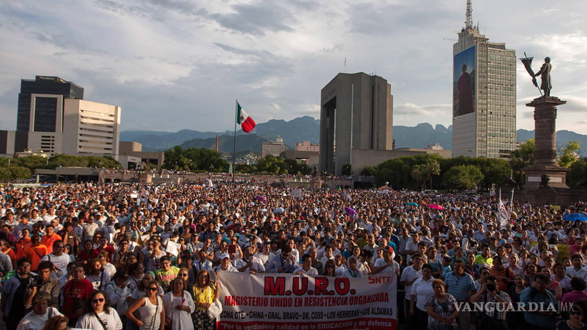 Miles de maestros marcharon en Monterrey; pararán labores este viernes